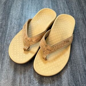 Vionic tan flip flop sandals